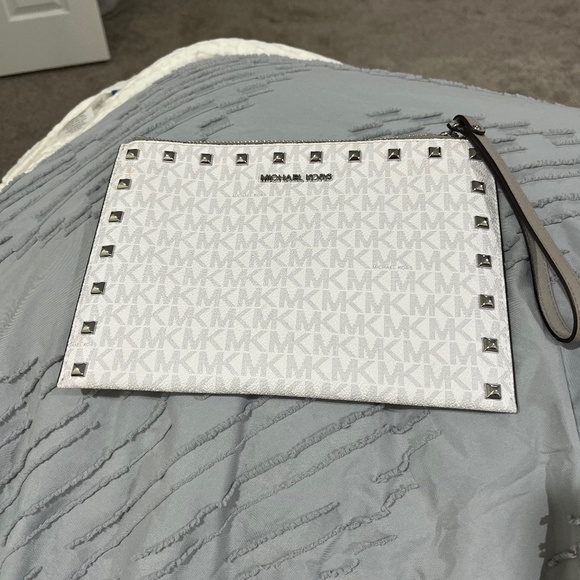 Michael Kors Large Wristlet - Picture 1 of 3